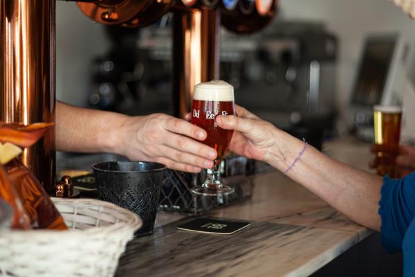 cerveja na mão